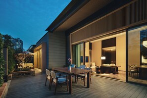 Deluxe Townhome, 1 Bedroom, Pets Allowed, Courtyard View | Free minibar, in-room safe, desk, laptop workspace