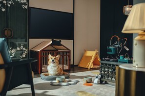 Deluxe Townhome, 1 Katil Raja (King), Haiwan Kesayangan Dibenarkan, Courtyard View | Bar mini percuma, peti besi dalam bilik, meja 