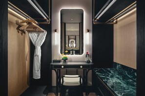 In-room safe, desk, laptop workspace, blackout drapes - MGM Reserve Zhuhai (Zhuhai)