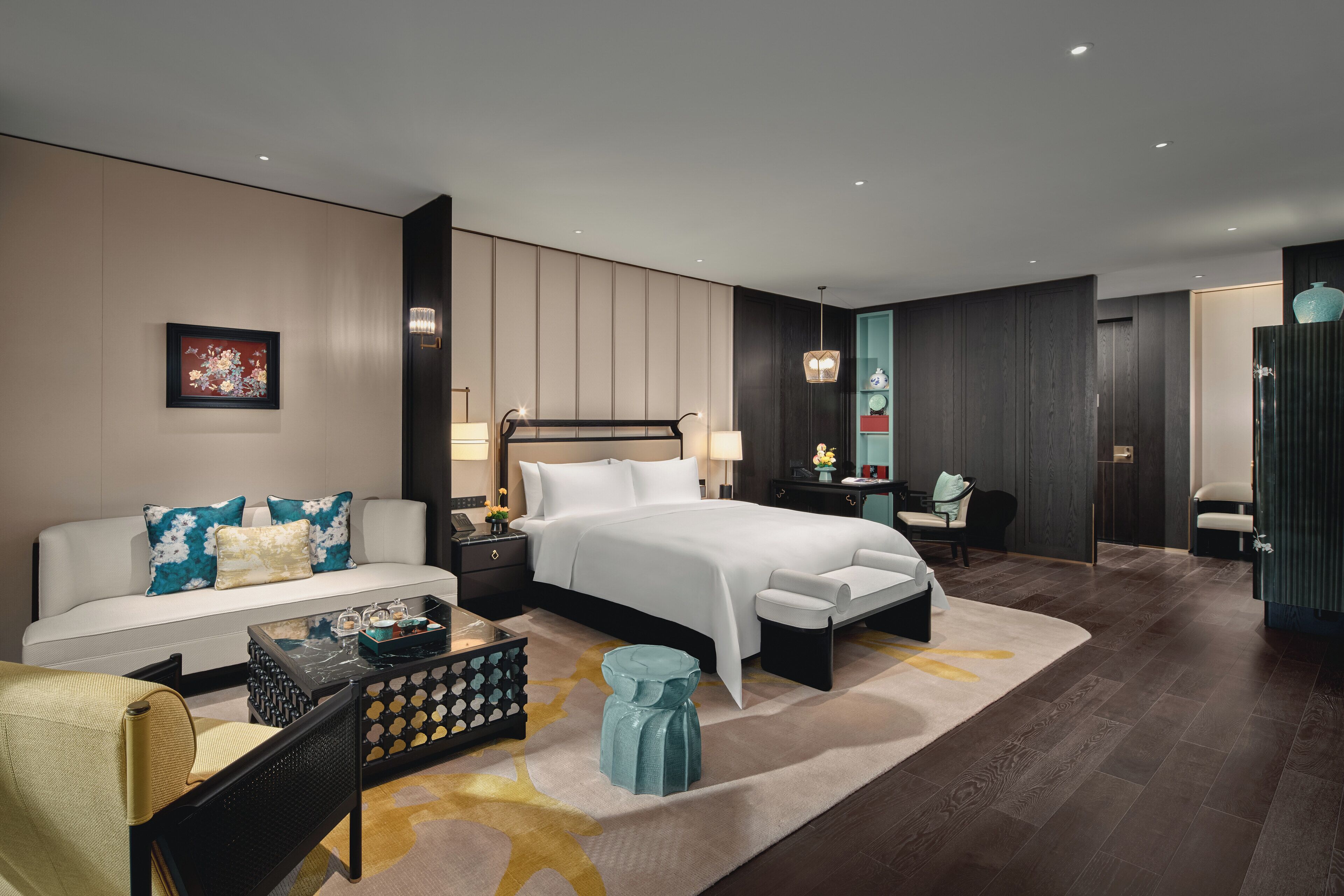 Kamar Romantis, 1 Tempat Tidur King, bathtub, pemandangan gunung | Minibar gratis, brankas, meja kerja, dan ruang kerja ramah laptop