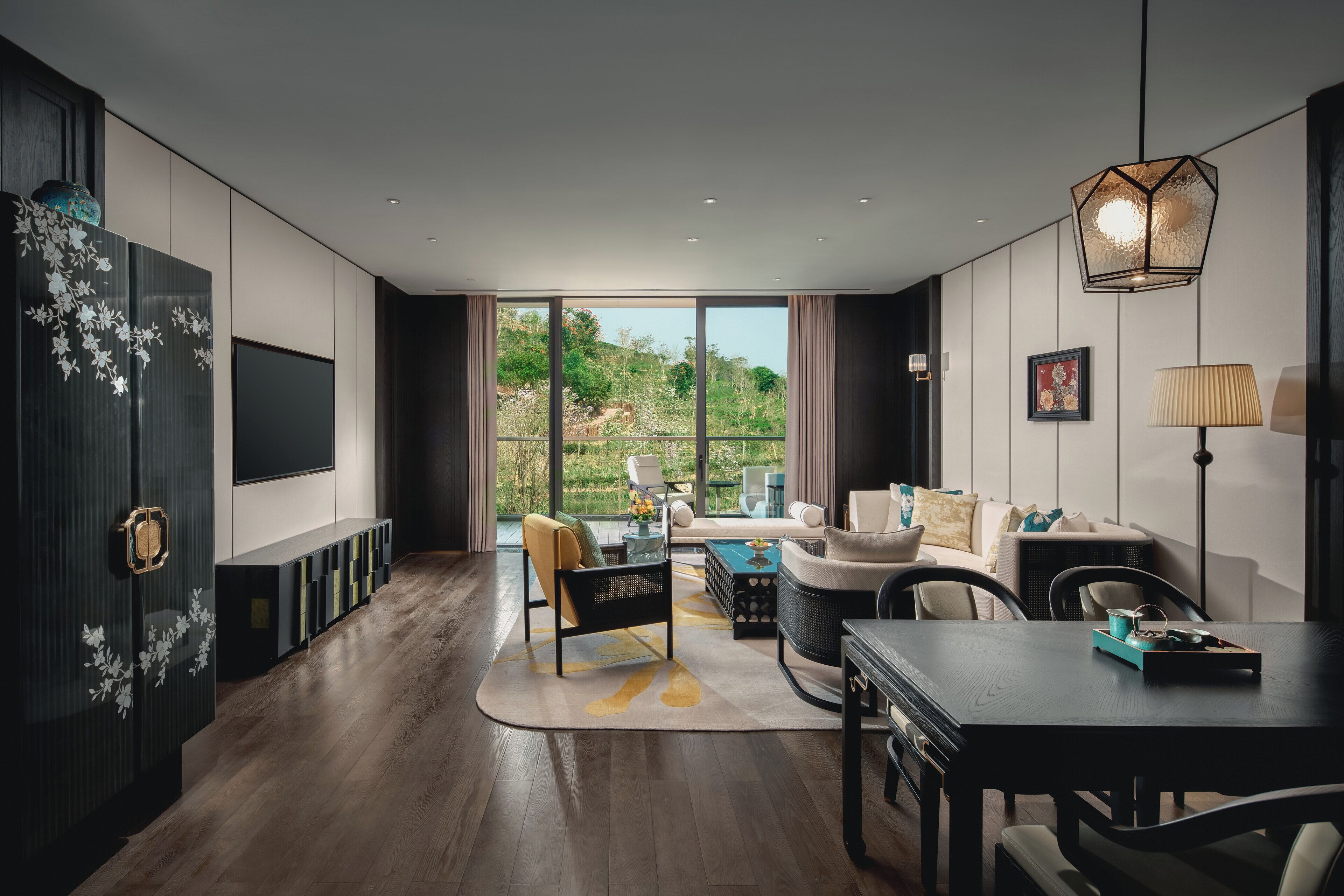 Premier Suite, 1 Bedroom, Balcony, Mountain View | In-room safe, desk, laptop workspace, blackout drapes