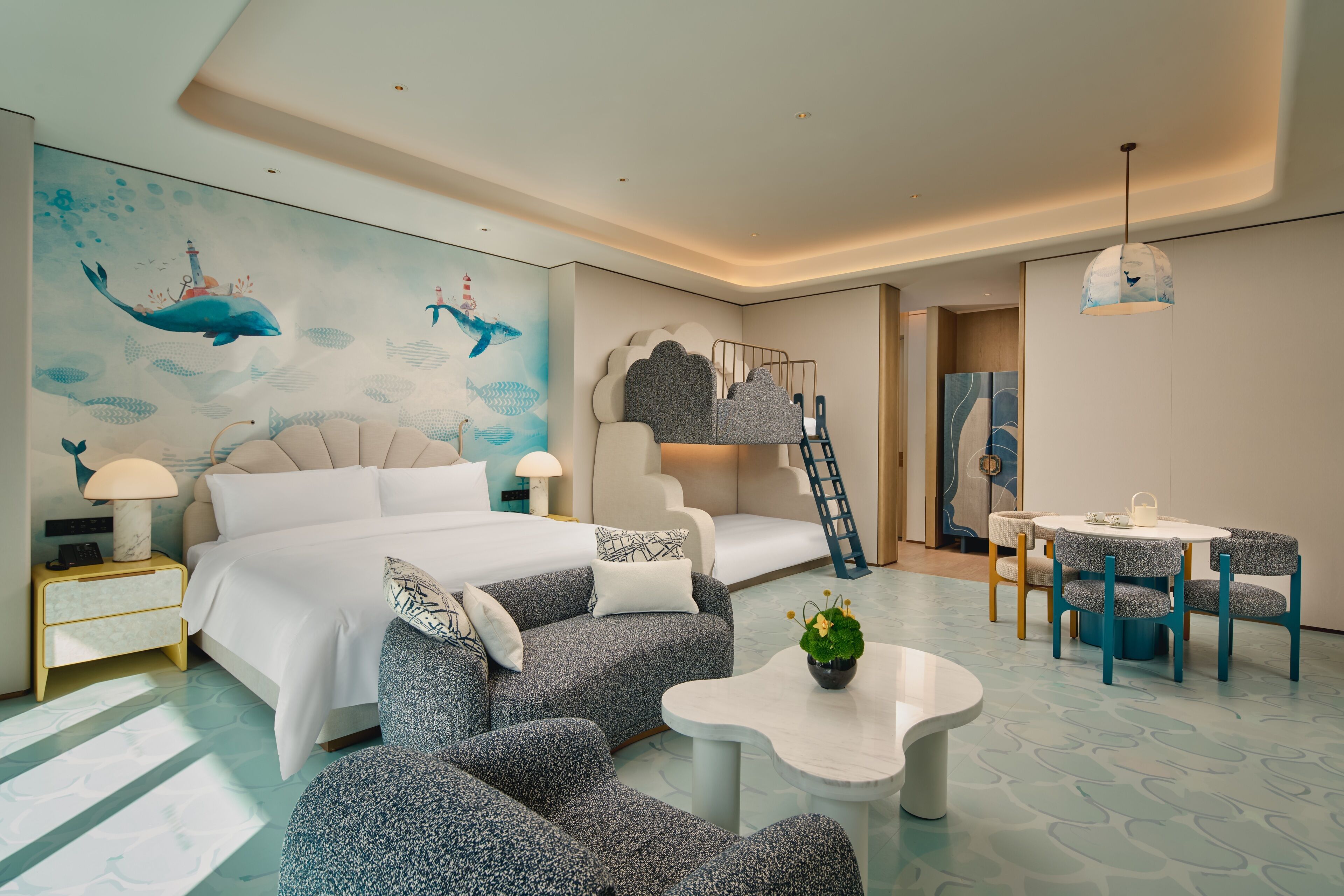 Kamar Keluarga, Beberapa Tempat Tidur, pemandangan halaman, area halaman | Minibar gratis, brankas, meja kerja, dan ruang kerja ramah laptop