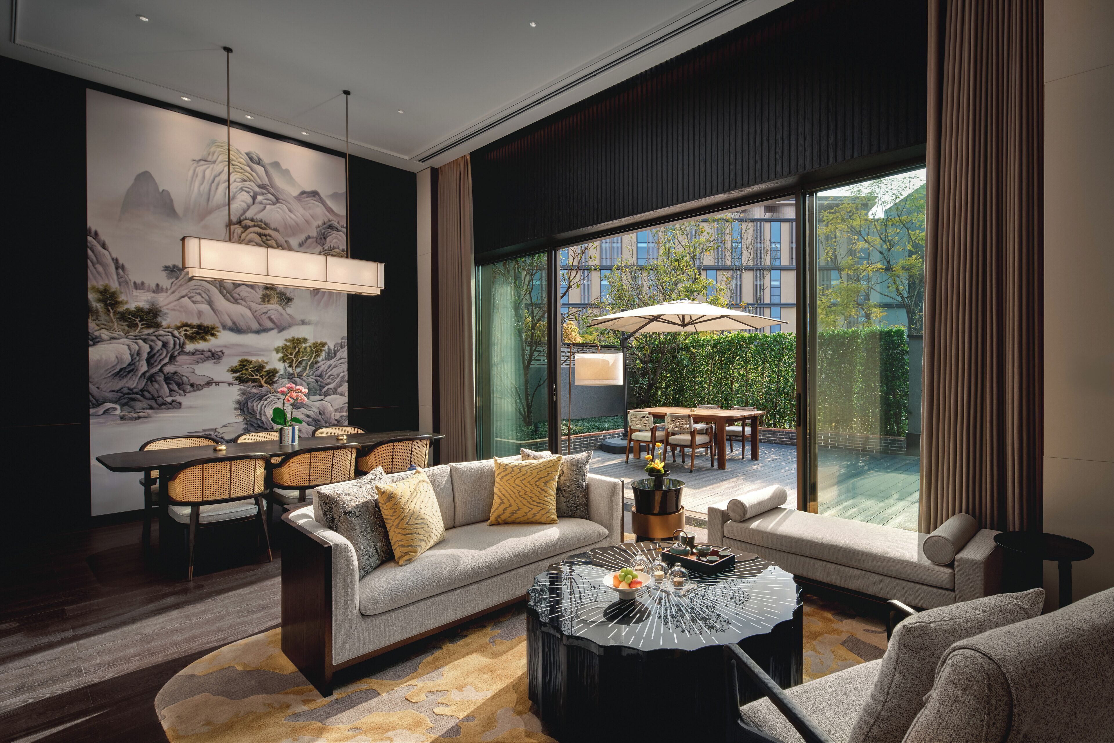 Deluxe Townhome, 1 Bedroom, Pets Allowed, Courtyard View | In-room safe, desk, laptop workspace, blackout drapes