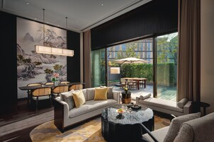 Minibar con artículos gratuitos y caja de seguridad en la habitación 