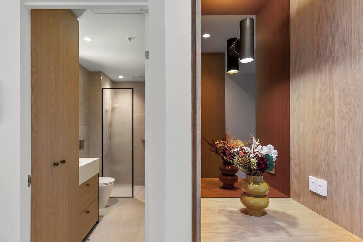 Secador de cabelo, toalhas de banho