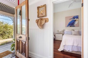 3 bedrooms, iron/ironing board, WiFi, bed sheets - Margaret`s Place - A Luxury Retreat in South Freo (South Fremantle)