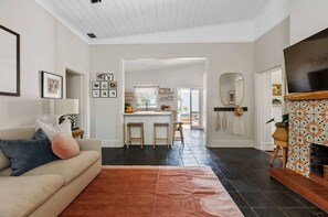 TV - Margaret`s Place - A Luxury Retreat in South Freo (South Fremantle)