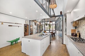 Fridge, microwave, oven, stovetop - Hidden Zen - A South Freo Retreat (South Fremantle)