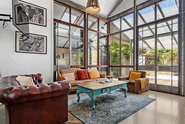 TV - Hidden Zen - A South Freo Retreat (South Fremantle)