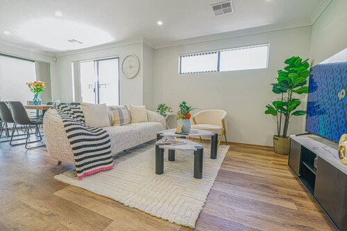 StayAU 4BRM Family Beach Retreat in Secret Harbour