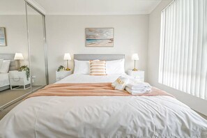 4 bedrooms, desk, iron/ironing board, travel cot - StayAU Pet-friendly Family`s Perfect Beach Getaway (Secret Harbour)