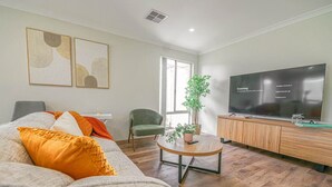 TV - StayAU 5 Beds Pet-friendly Haven Escape in WA (Secret Harbour)