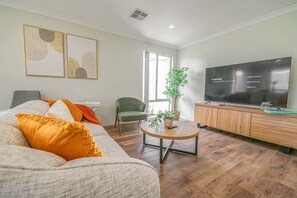 TV - StayAU 5 Beds Pet-friendly Haven Escape in WA (Secret Harbour)