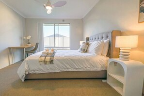 Iron/ironing board, travel cot, WiFi, bed sheets - StayAU 5 Beds Pet-friendly Haven Escape in WA (Secret Harbour)