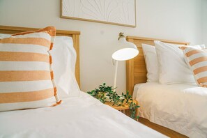 Fer et planche à repasser, lit de bébé portatif, Wi-Fi, literie fournie
