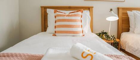 Tabla de planchar con plancha, cuna de viaje, wifi y ropa de cama