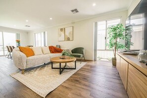 TV - StayAU 5 Beds Pet-friendly Haven Escape in WA (Secret Harbour)