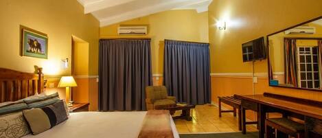 Comfort Double Room, Patio, Mountain View | Living area