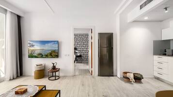 Apartamento, vistas parciales al mar | Interior