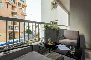 Apartemen, pemandangan laut terbatas | Balkon