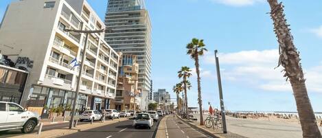 Appartement, gedeeltelijk uitzicht op zee | Uitzicht op strand/zee