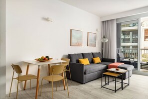 Apartamento, vista parcial para o mar | Área de estar