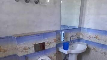 Family Suite | Bathroom | Free toiletries, towels, toilet paper