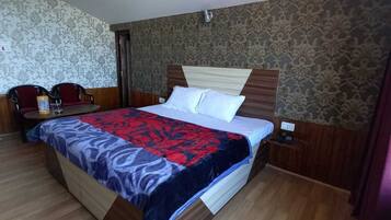 Deluxe Double Room | Desk, laptop workspace, free WiFi