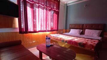 Family Suite | Desk, laptop workspace, soundproofing, free WiFi