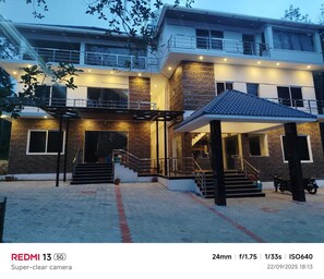 المنشأة من الخارج