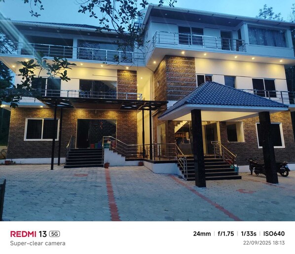 المنشأة من الخارج