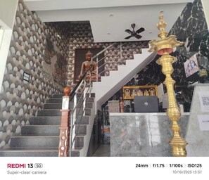 المنشأة من الداخل