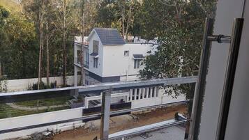 Firemannsrom – familie, utsikt mot høyde | Utsikt fra balkong