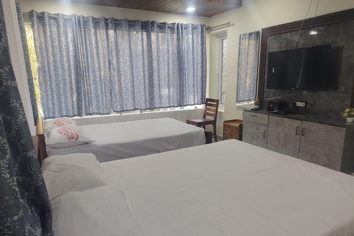 Family Quadruple Room, Hill View | Desk, free WiFi