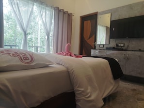 Standard Room, Balcony | Desk, soundproofing, free WiFi