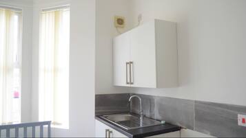 Studio | Private kitchen | Microwave, oven, cookware/dishes/utensils