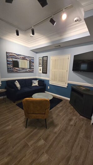 Smart TV, books - Brand New 1-bedroom studio just 10 minutes to GSU with Kitchenette (Statesboro)