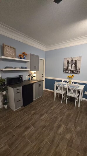 Fridge, microwave, coffee/tea maker, toaster - Brand New 1-bedroom studio just 10 minutes to GSU with Kitchenette (Statesboro)