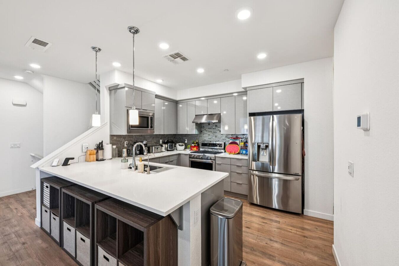 Jääkaappi, mikroaaltouuni, uuni, liesi