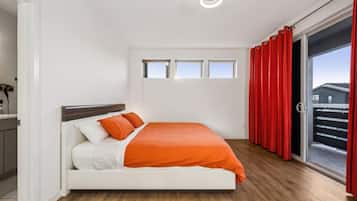 Desk, WiFi, bed sheets