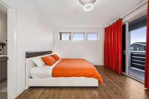 Escritorio, wifi, ropa de cama