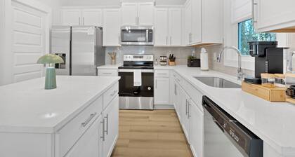 Luxe 3BR Min to Duke, Downtown, Hospitals, NCCU & DPAC• Firepit & Sleeps 8
