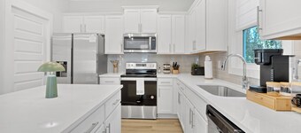 Luxe 3BR Min to Duke, Downtown, Hospitals, NCCU & DPAC• Firepit & Sleeps 8