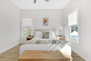 3 bedrooms, iron/ironing board, travel cot, free WiFi - Luxe 3BR Min to Duke, Downtown, Hospitals, NCCU & DPAC• Firepit & Sleeps 8 (Durham)