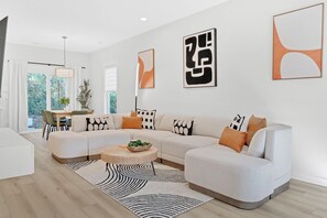 Smart TV - Luxe 3BR Min to Duke, Downtown, Hospitals, NCCU & DPAC• Firepit & Sleeps 8 (Durham)