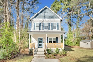 Exterior - Luxe 3BR Min to Duke, Downtown, Hospitals, NCCU & DPAC• Firepit & Sleeps 8 (Durham)