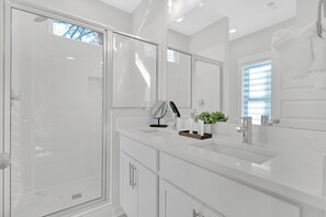 Shower, hair dryer, towels, soap - Luxe 3BR Min to Duke, Downtown, Hospitals, NCCU & DPAC• Firepit & Sleeps 8 (Durham)