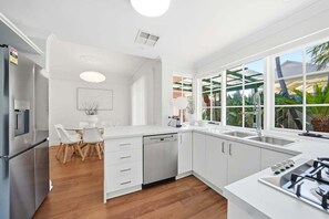 Private kitchen - Luxe Townhouse Retreat (Glenelg North)