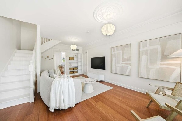 Living area - Luxe Townhouse Retreat (Glenelg North)