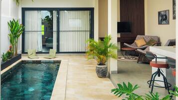 Villa, 2 soverom, privat basseng | Oppholdsområde | En 43-tommers smart-TV med kabel-kanaler